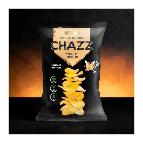 Chazz Naughty Cheddar sajtos kettle burgonyachips 90 g-os zacskója