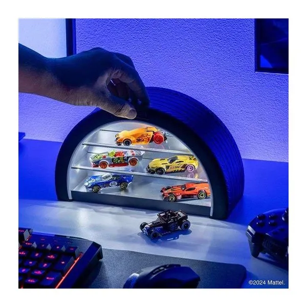 Hot Wheels gumiabroncs formájú világító vitrin modellautókhoz