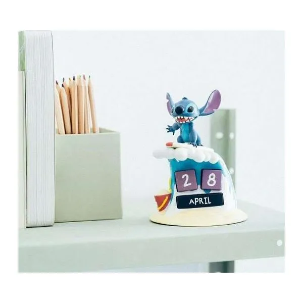 Szörfdeszkán álló Stitch figurás 3D asztali naptár