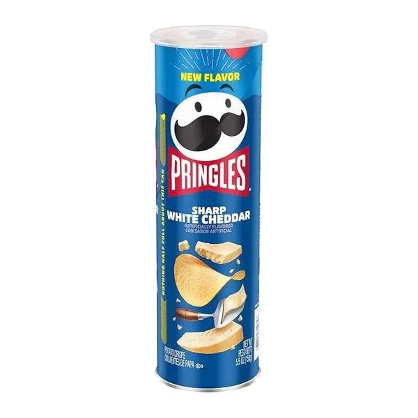 Pringles Sharp White Cheddar fehér cheddar ízű chips 158 g-os dobozban