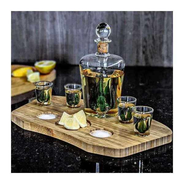 Tequila dekantáló szett agavé mintás üvegkancsóval, poharakkal és bambusz tálalótányérral